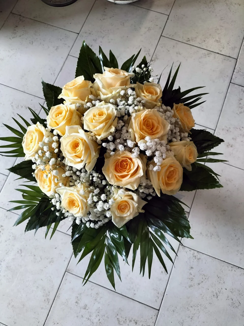 Bouquet rotondo di rose crema e gialle
