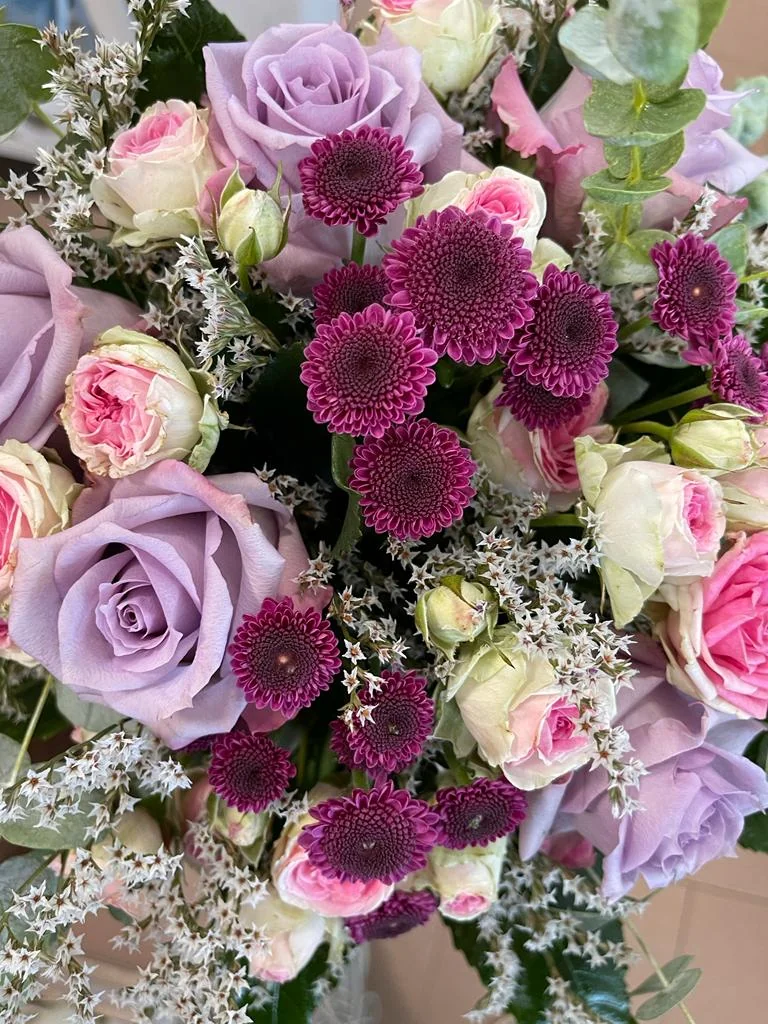 Bouquet realizzato dalla Fioreria Main: rose rosa e lilla, fiori viola e verde